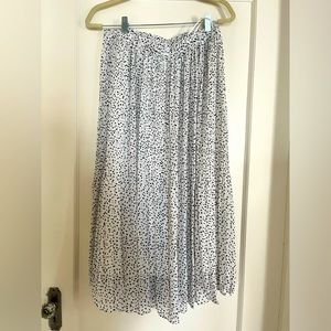 NWT Spring Pleated Skirt. Fully lined. Fun Black and Off-White Print! Size L.